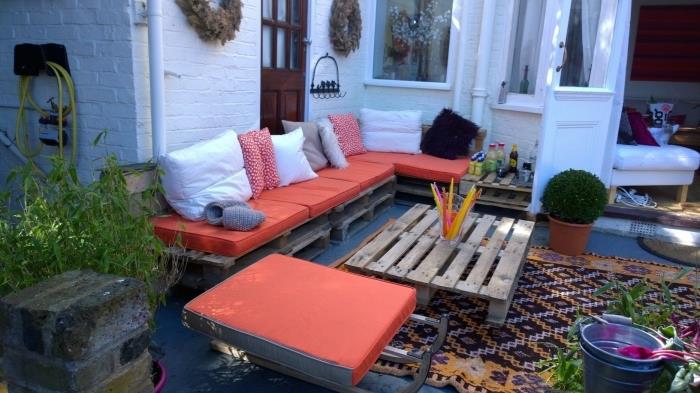 Geri kazanılmış paletlerle palet sehpa ve köşe kanepe yaparak küçük bir bütçeyle bahçe mobilyası kurun