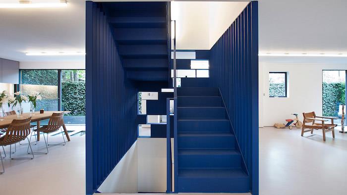 modra stopniščna barva za ločitev dnevne sobe od lesene jedilnice, bele stene, zunanje steklo, barvna karta Pantone 2020