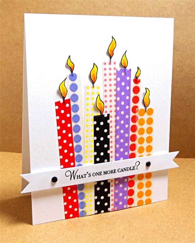 luštna voščilnica za rojstni dan, okrašena s svečami na lepilnem traku s pikami različnih barv in pasico za vesel rojstni dan