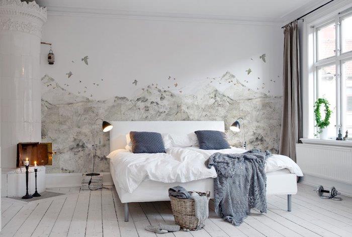 yetişkin yatak odası dekorasyon fikri, İskandinav duvar kağıdı, beyaz yatak, gri battaniye ve gri minderler, badanalı parke, beyaz şömine, gri perdeler