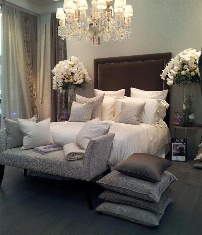 spalnica v baročnem grajskem slogu za sivo princeso in rjavo posteljo