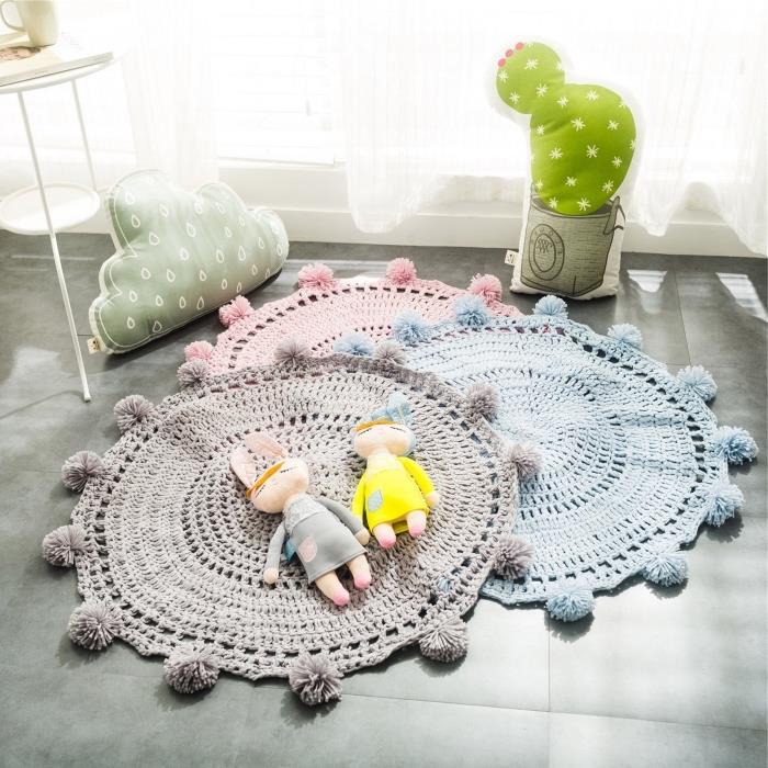 çocuk odasında modern ve rahatlatıcı iç tasarım, yuvarlak diy çocuk oyun matı fikri, kolay tığ işi kilim