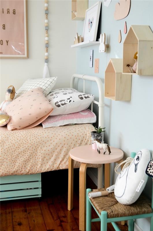 Skandinaviško dizaino miegamojo pavyzdys vaikams, švediško stiliaus mažos mergaitės miegamasis su pastelinės spalvos baldais