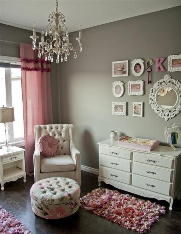 siva stena, beli predalnik, roza zavese, bež kavč, roza blazina, vintage elegantna stenska dekoracija, rožnato cvetlična preproga, dekor za dekleta