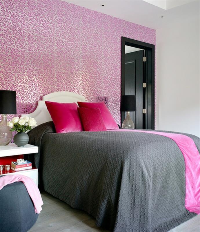 dekor spalnice za dekleta, ozadje z rahlim vzorcem, malinove in sivo roza blazine ter posteljni komplet, lesen parket, glamurozen slog