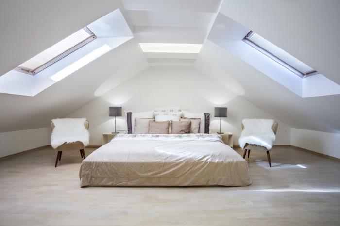 çatı katı düzeni, ebeveyn yatak odası dekoru, açık renk ahşap zeminli ve çatı pencereli çatı katı odası, bej battaniyeli ve kahverengi minderli çift kişilik yatak