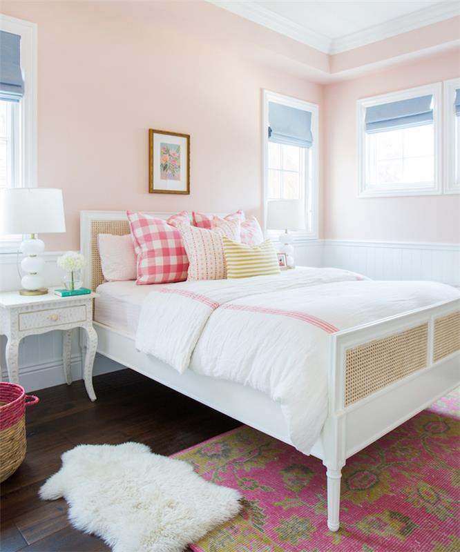 pastel soluk somon pembesi goblen ve beyaz yatak ile basit ve klasik kız yatak odası