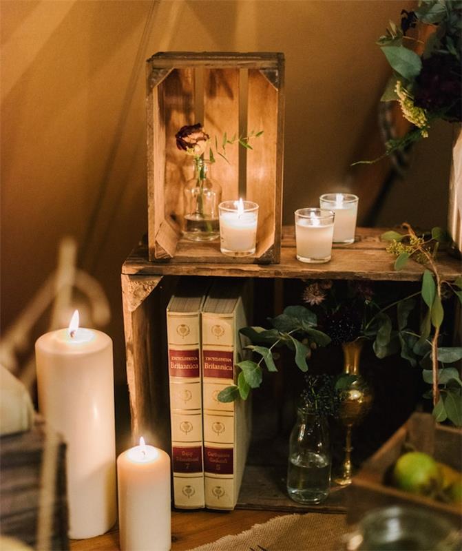 preprosta poroka, leseni deko zaboji, okrašeni s starimi knjigami, belimi svečami in monoflorami, v podeželskem slogu