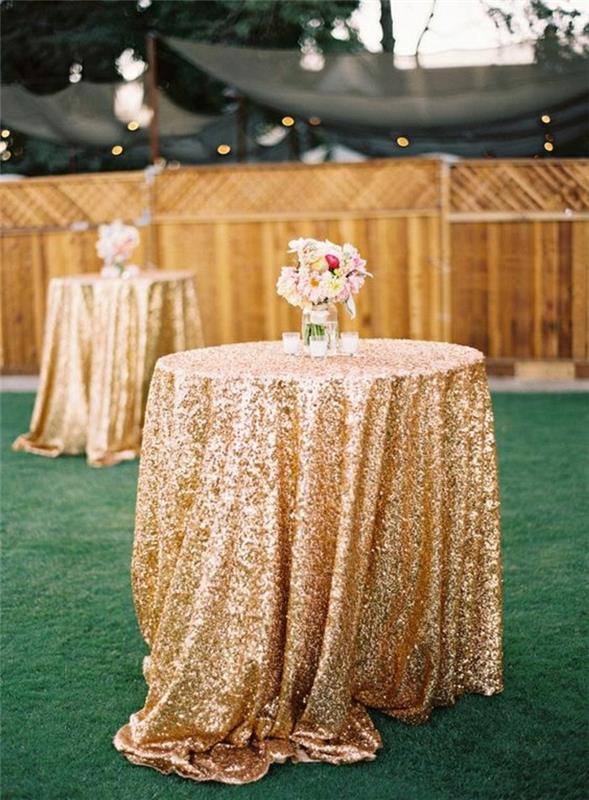elegantna dekoracija s sijočim zlatim prtom za poročno mizo