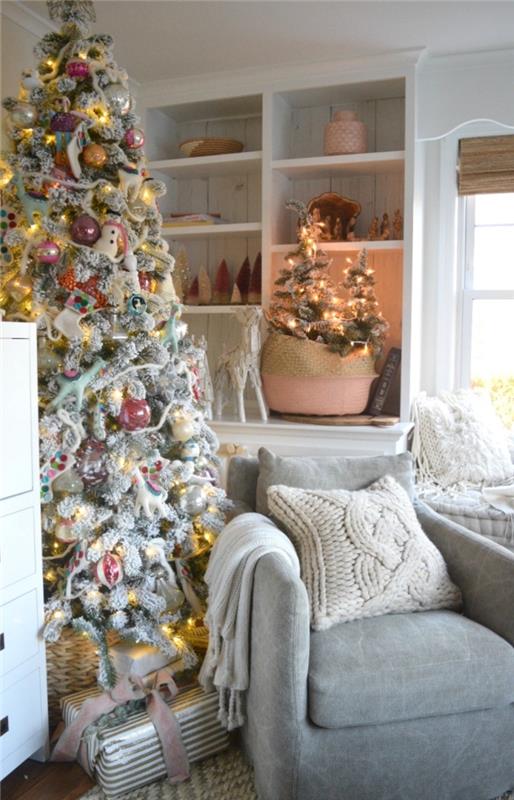 büyük bir orijinal Noel ağacına sahip beyaz duvarlı bir kızın odasında koza atmosferi nasıl yaratılır