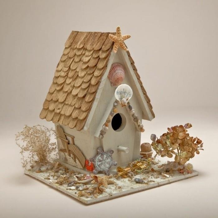 školjka-dekoracija-morje-mini-hiša-vrt-streha-s ploščicami