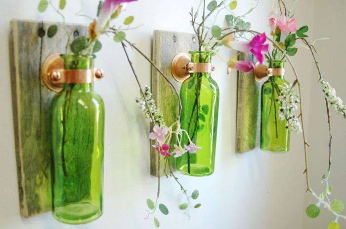 yapay çiçeklerle vazo olarak asılan ahşap plakalar ve şişelerle koridor dekorasyonu