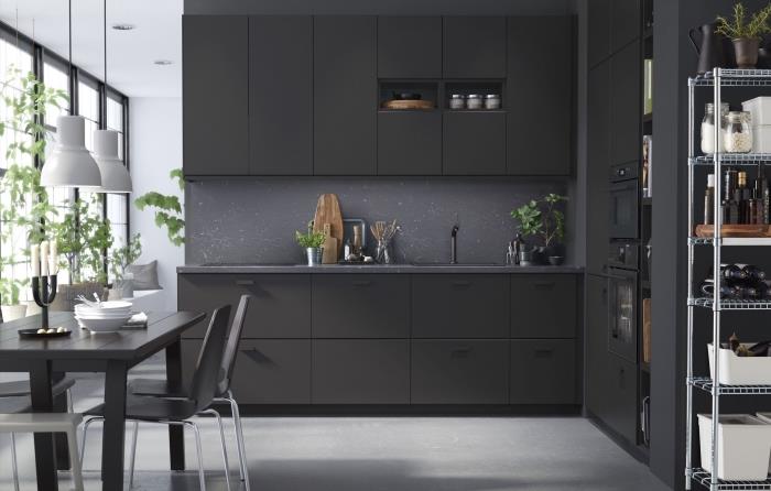 açık gri yer karoları ve koyu gri sıçramalı mat siyah mutfak modeli, yemek masası ile l şeklinde mutfak dekorasyonu