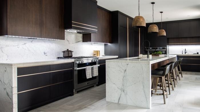 modern mutfak iç tasarımı, adalı mutfak düzeni, koyu ahşap desenli siyah beyaz mutfak dekor fikri