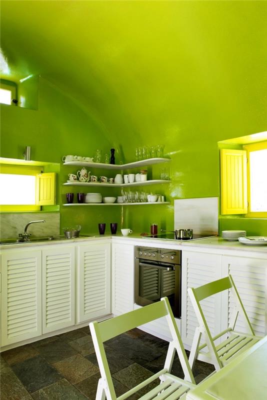kuhinjski model z stenami iz janeževe zelene barve, opremljene s pohištvom v beli barvi, barvne ideje za kuhinjo