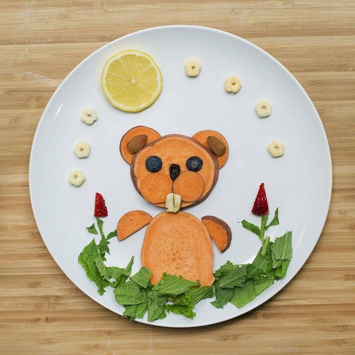 bir çocuk için tabak dekorasyonu yeşil salata ve limon güneşi ile bir kabak ayısı