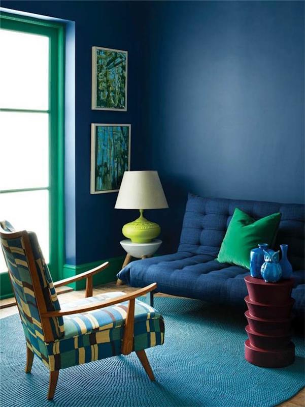 benzininis mėlynas svetainės interjeras su turkio spalvos povo mėlynu kilimu, derinant tamsiai mėlyną ir žalią spalvą