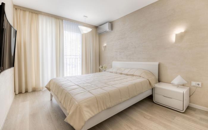 modern beyaz yatak odası mobilyaları ile şık minimalist tasarım, taklit ahşap duvar kağıdı duvar kaplaması