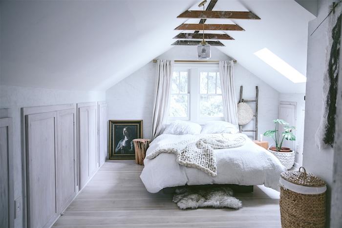 mažos atviros sijos, balta eilinė lova, šviesaus medžio parketas, dekoratyvinės medinės kopėčios, nuožulnus miegamojo išdėstymas, prašmatnus kaimo dekoras