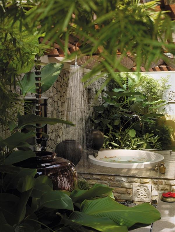 zelena oaza na vrtu v stilu Zen z majhnim bazenom in kamnito teraso, model dežne prhe iz nerjavečega jekla