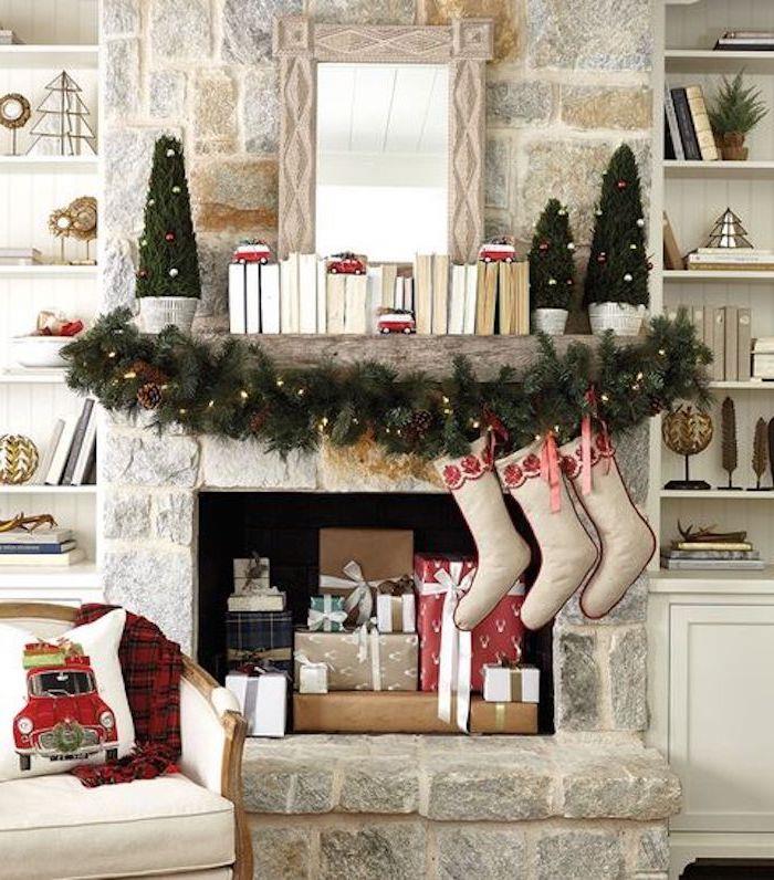 manto üzerinde çorap ve küçük köknar ağaçları ile geleneksel tarzda Noel için şömine dekorasyonu