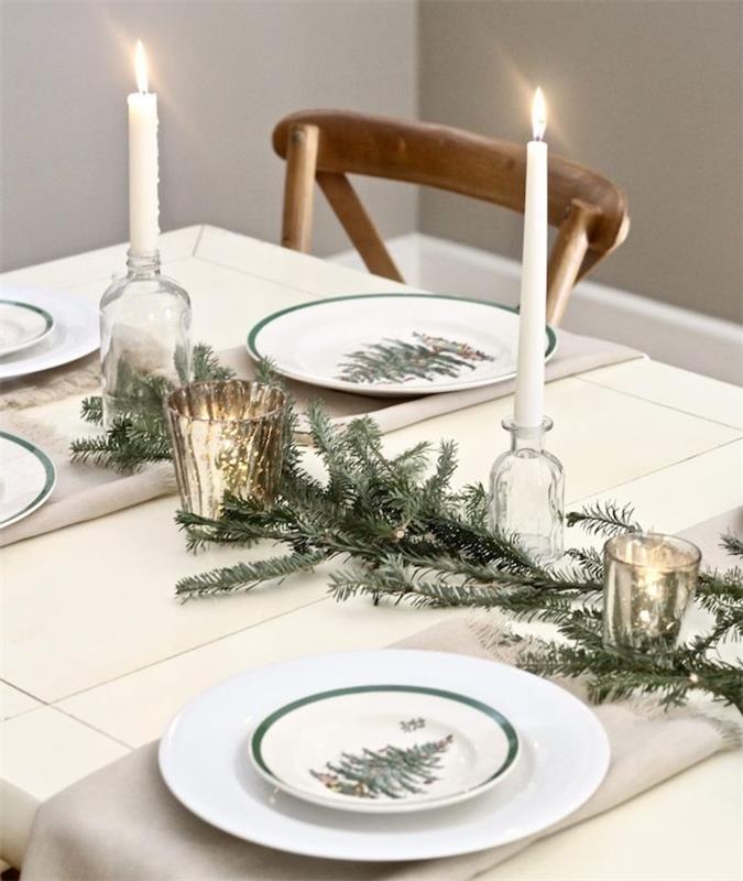 Noel ağacı motifli tabak, cam kavanozda mum merkezi ve İskandinav masasını süslemek için çam dalları, kendin yap yılbaşı dekoru