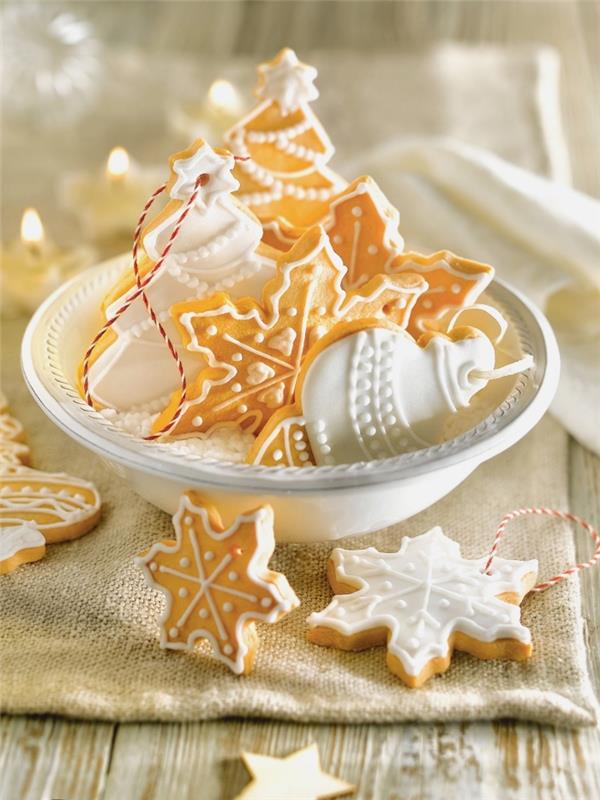 kako narediti testo za božična drevesca, okrasiti piškote iz peciva s kraljevsko glazuro, enostavna ideja recepta za božične piškote