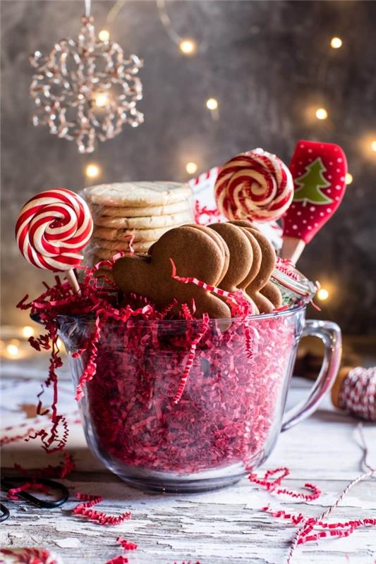 majhna božična torta okrogle oblike, specite ingverjeve piškote za božič, enostaven in hiter recept za božič
