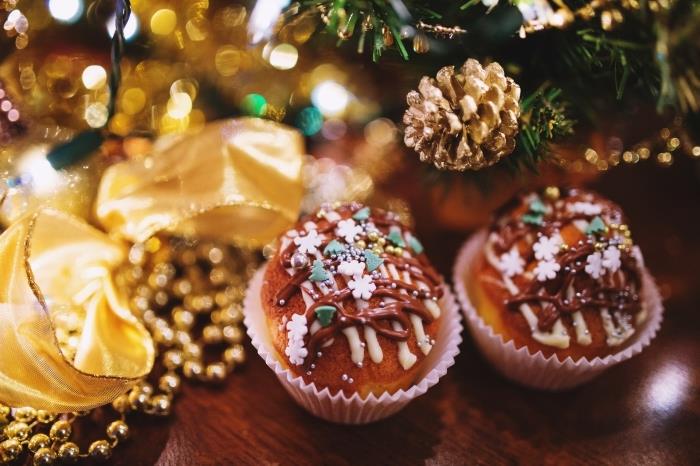 primer majhne vanilijeve božične torte, preprosta ideja za okrasitev božične torte s čokolado in nonpareil