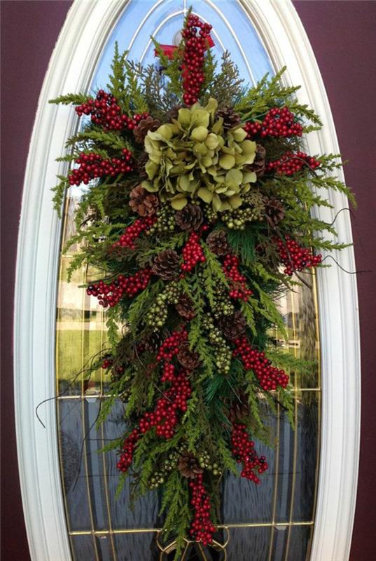 Božična dekoracija-zelena-jelka-veja-za-moderno-zunanjost-vhodna vrata