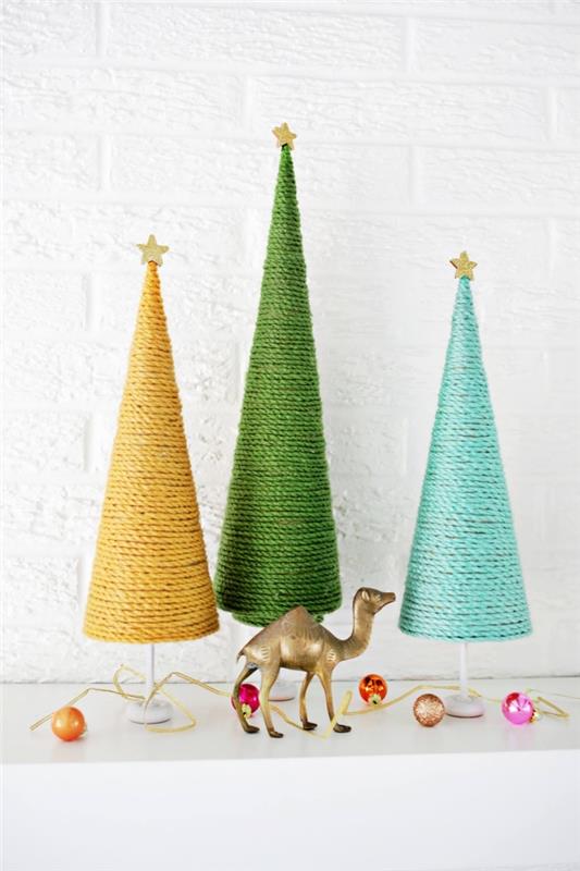 Kendiniz yapmak için orijinal ve renkli bir Noel dekorasyonu, renkli yün iplikler giydirilmiş kağıt koniler içinde mini Noel Noel Baba