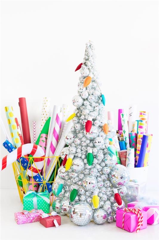 etrafına sarılı kağıt rulolarla tel sepetlerin yerleştirildiği, farklı boyutlarda yontulmuş Noel toplarından yapılmış küçük orijinal Noel ağacı