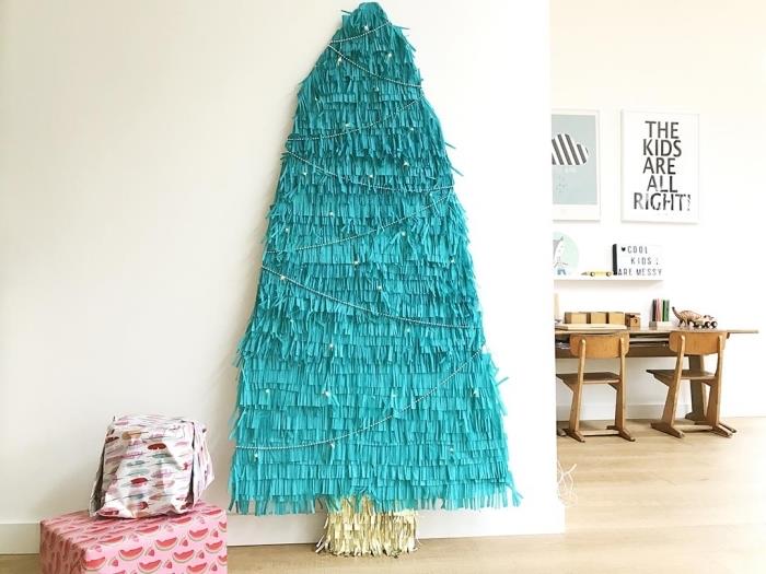 Bir duvar için orijinal fikir Turkuaz mavisi krep kağıttan yapılmış başka hiçbir şeye benzemeyen Noel ağacı, orijinal yeşil ağaç ve yerden tasarruf