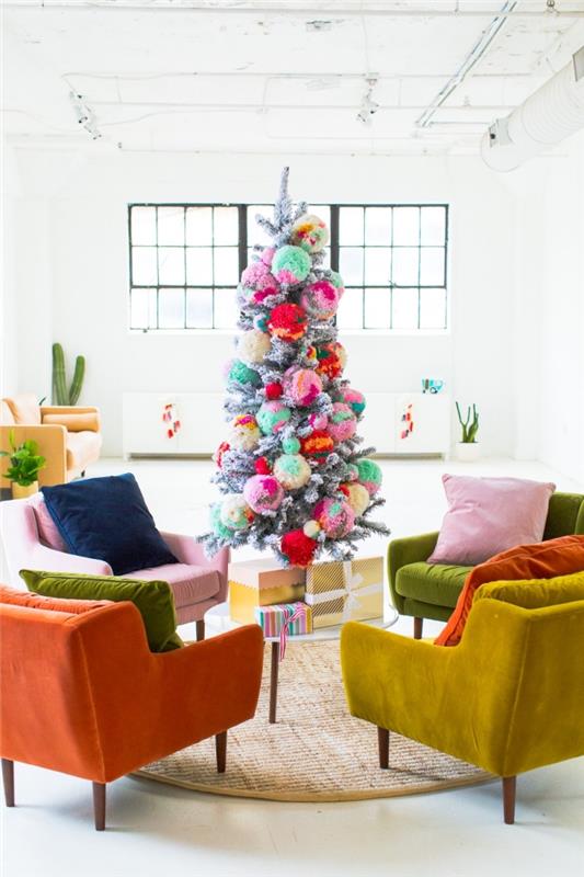 bohem şık eski bir oturma odasının ortasında oturan çok renkli büyük yün ponponlarla süslenmiş lüks yapay Noel ağacı