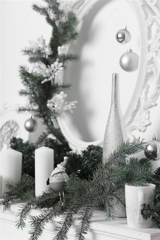 Erentine'deki şöminenin mantosunda Noel dekorasyonu ile) köknar dalları