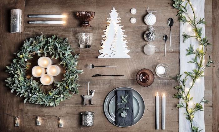 İskandinav rustik country şık tarzı dekorasyon, ham ahşap masa, Noel çelengi, mumlar ve küçük Noel süsleri