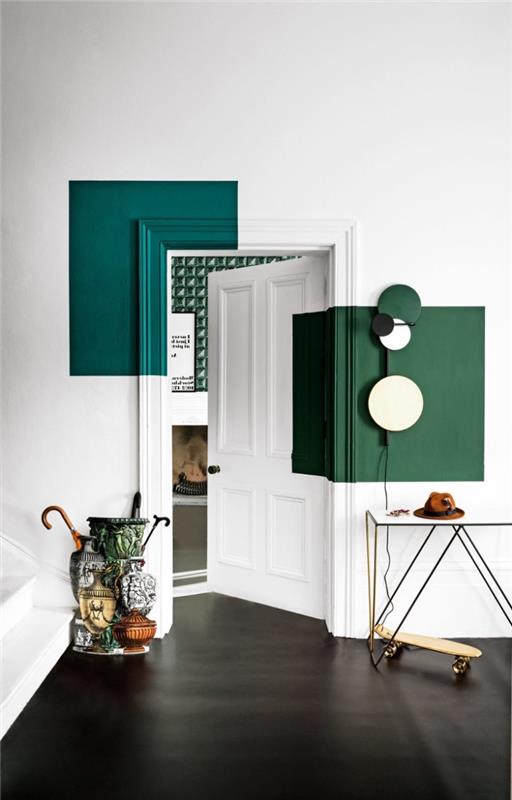 originalūs durų dažai, žali dažų kvadratai ant sienos ir durų rėmo