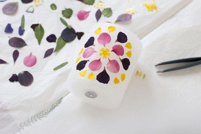 pomladna dekoracija, kako narediti cvetlične sveče, okrašene s pisanimi cvetnimi listi