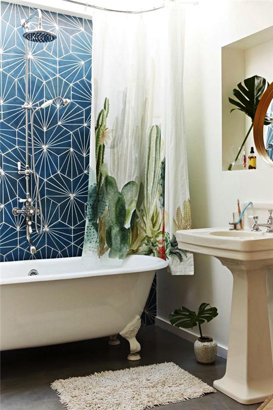 majhna postavitev kopalnice v stilu zen s starinsko samostoječo kadjo in lepim odbijačem v grafičnih cementnih ploščicah, zavesa za tuš z vzorcem kaktusa
