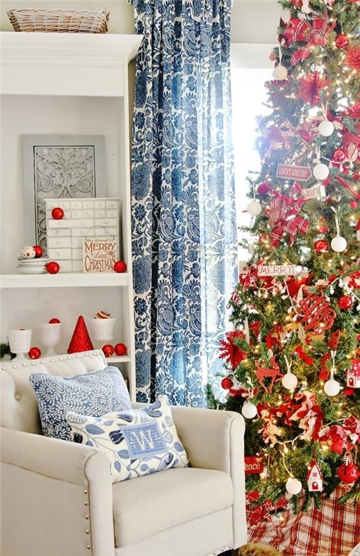 tradicinės tematikos Kalėdų eglutės dekoravimas raudonos ir baltos spalvos papuošalai drugelio mazgas mėlynos užuolaidos