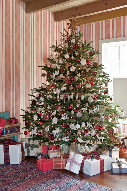 Kalėdų eglutės dekoravimas raudonojo kilimo dovanos vyniojamasis popierius raudonos ir baltos sijos lubos