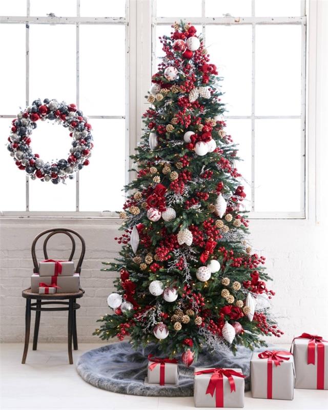 rahat ve kozayı saran bir örtü ile yüceltilmiş tatilin geleneksel renklerinde doğal Noel ağacı
