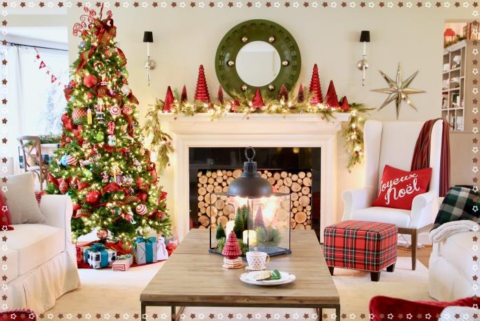 Noel partisi için bir oturma odasını süsler ve geleneksel tarzda yeşil kırmızı ve altın renklerde ağaçla nasıl dekore edeceğine dair fikir, Noel ağacı dekorasyonu