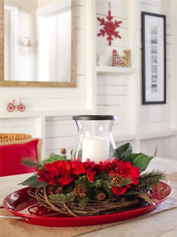 „Pasidaryk pats“ Kalėdų vainikas džiovintose šakose ir kankorėžiai, papuošti raudonomis gėlėmis, „pasidaryk pats“ Kalėdų stalo dekoravimo idėja