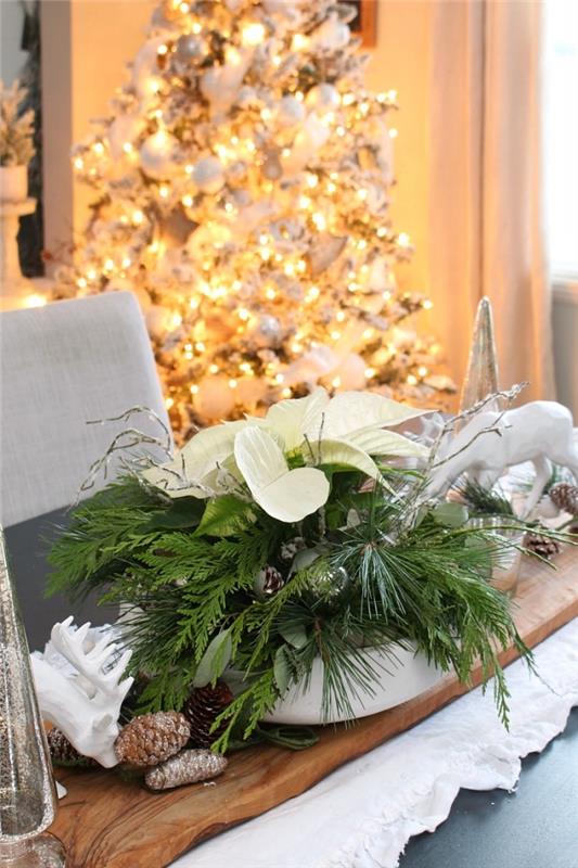 lengva Kalėdų stalo dekoravimo idėja su gėlių kompozicija „pasidaryk pats“, pavyzdys, kaip šiuolaikiškai papuošti savo namus Kalėdoms