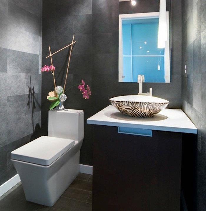 Zen in oblikovanje wc dekoracije z antracitno sivimi stenskimi ploščicami in kvadratnimi stranišči