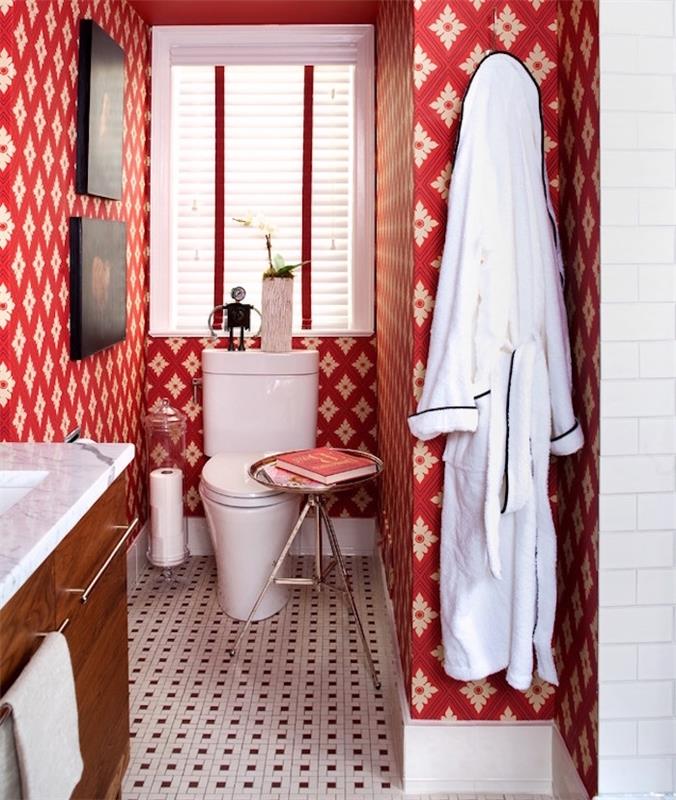 slikanje ideje za stranišče z originalno rdečo tapiserijo na keramičnih tleh