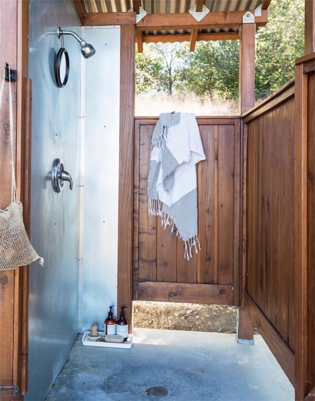 zamisel, kako okrasiti majhno kopalnico na prostem, model vrtne prhe, pritrjen z vrati in lesenim strešnim podaljškom