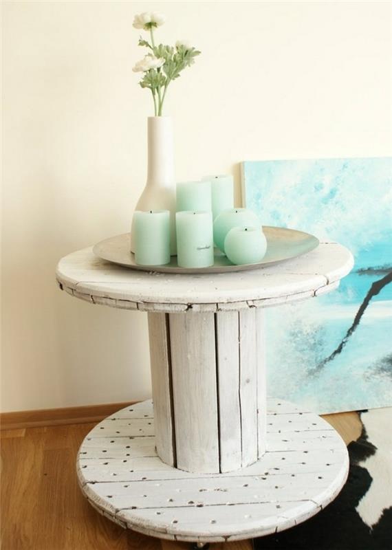 kolutna mizica, prebarvana v belo, okras sveč v svetlo zeleni barvi, bela vaza za rože, okrasna miza, morski duh