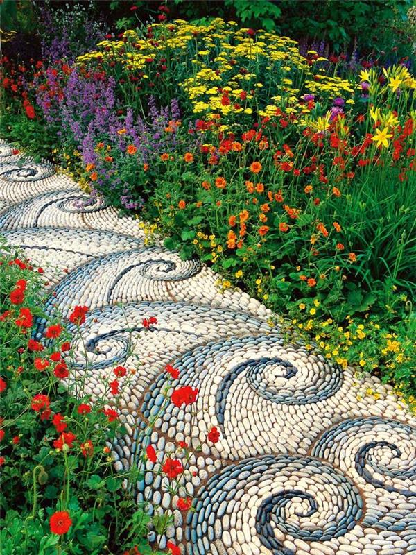 ideja o vrtnem dekorju, zgradite mozaično pot iz kamenčkov in kamenčkov, pobarvanih v belo in modro